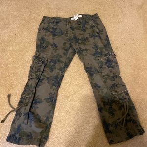 Cargo three-quarter pants.